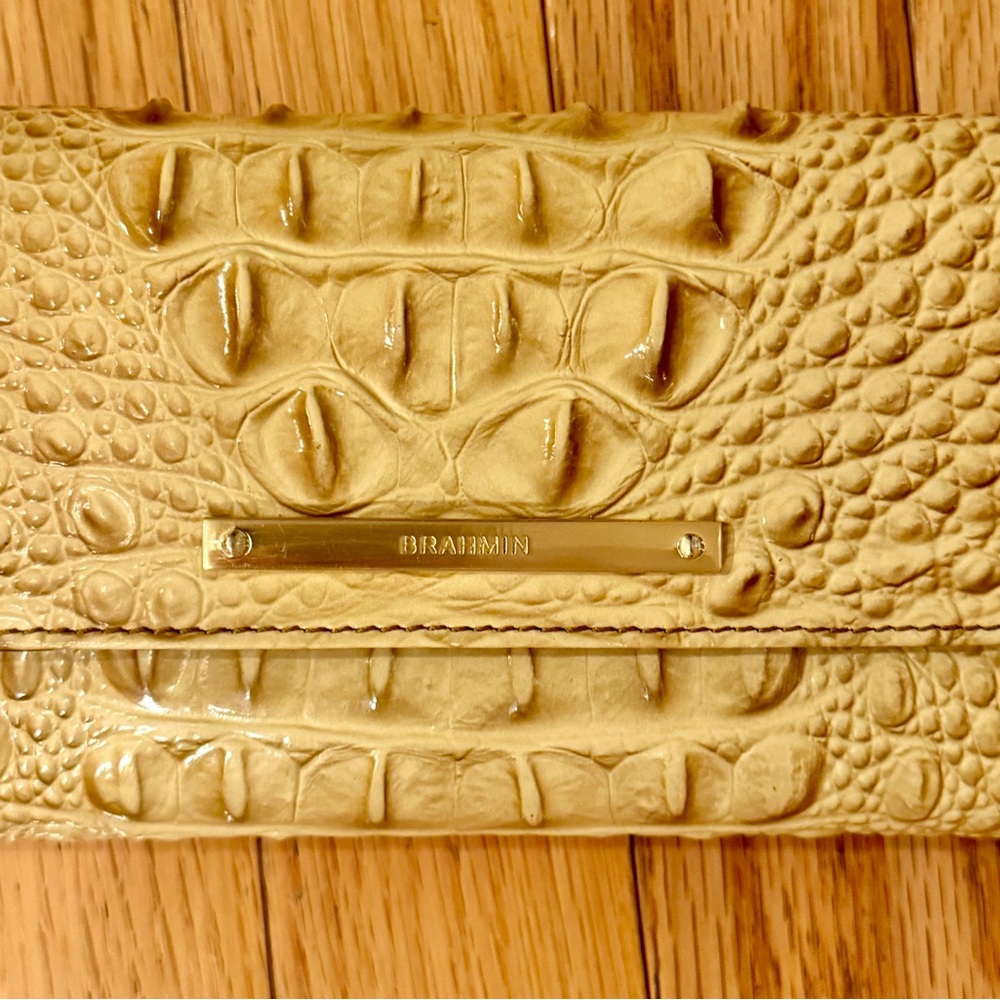 Tan Brahmin full size wallet great condition
7.75”x4.5”